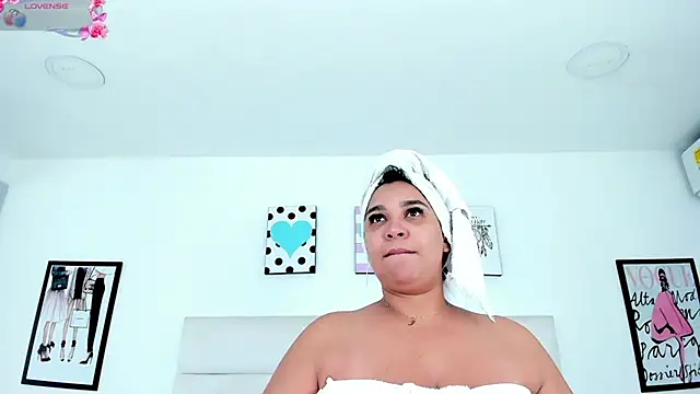 Snapshot of JoslinEvans chatting on November 21, 2025, 12:04 pm JoslinEvans online show from November 21, 2025, 12:04 pm