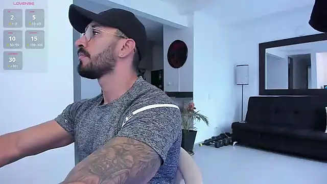 Snapshot of tony_muscle chatting on February 17, 2025, 9:21 pm tony muscle online show from February 17, 2025, 9:21 pm