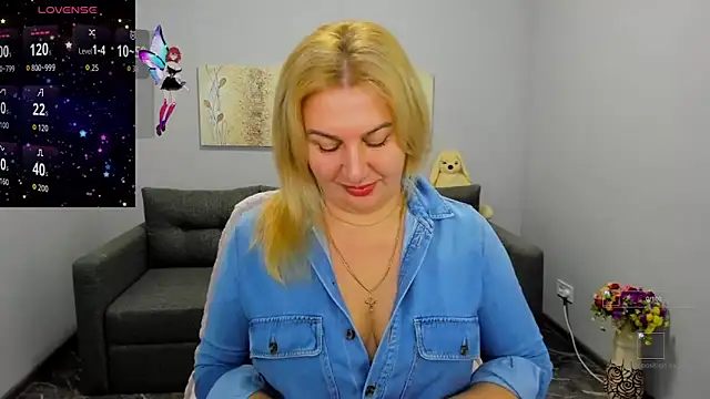 Snapshot of Lili_Crossi chatting on December 2, 2025, 6:37 am Lili Crossi online show from December 2, 2025, 6:37 am