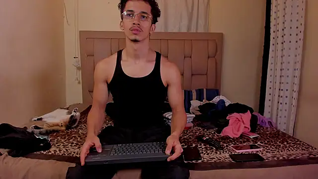 Snapshot of stepcouple_XXX chatting on November 6, 2025, 12:47 am stepcouple XXX online show from November 6, 2025, 12:47 am