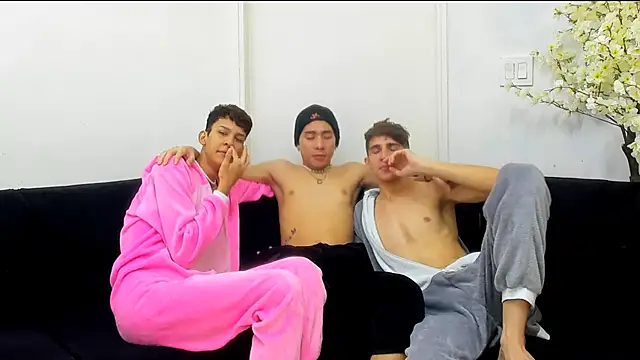 Snapshot of StrawwBoys chatting on September 15, 2025, 11:21 am StrawwBoys online show from September 15, 2025, 11:21 am