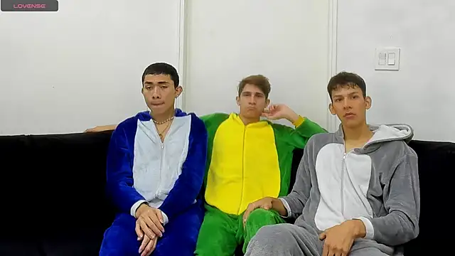Snapshot of StrawwBoys chatting on September 26, 2025, 10:44 am StrawwBoys online show from September 26, 2025, 10:44 am