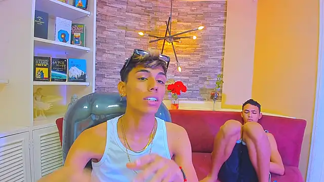 Snapshot of StrawwBoys chatting on January 21, 2025, 8:08 am StrawwBoys online show from January 21, 2025, 8:08 am