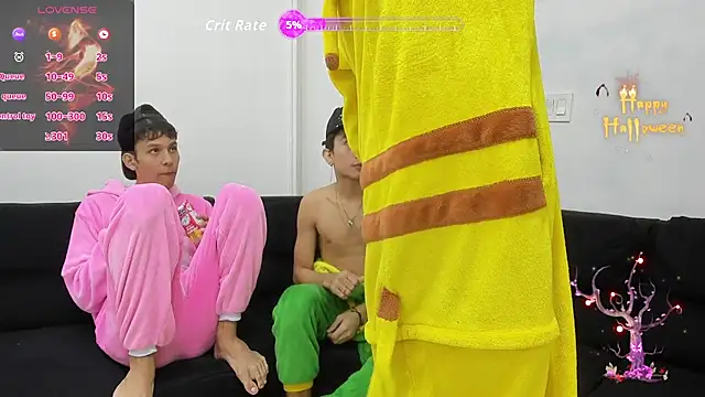 Snapshot of StrawwBoys chatting on October 17, 2025, 11:01 am StrawwBoys online show from October 17, 2025, 11:01 am