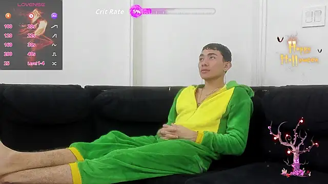 Snapshot of StrawwBoys chatting on November 4, 2025, 10:41 am StrawwBoys online show from November 4, 2025, 10:41 am