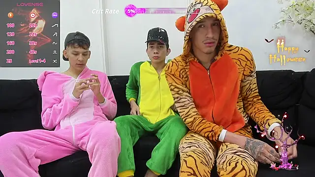 Snapshot of StrawwBoys chatting on October 23, 2025, 10:25 am StrawwBoys online show from October 23, 2025, 10:25 am