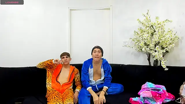Snapshot of StrawwBoys chatting on September 11, 2025, 10:15 am StrawwBoys online show from September 11, 2025, 10:15 am