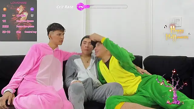 Snapshot of StrawwBoys chatting on October 25, 2025, 10:47 am StrawwBoys online show from October 25, 2025, 10:47 am