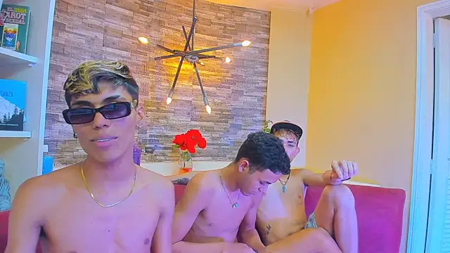 Snapshot of StrawwBoys chatting on January 20, 2025, 2:14 pm StrawwBoys online show from January 20, 2025, 2:14 pm