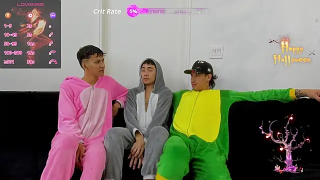 Snapshot of StrawwBoys chatting on October 27, 2025, 10:16 am StrawwBoys online show from October 27, 2025, 10:16 am