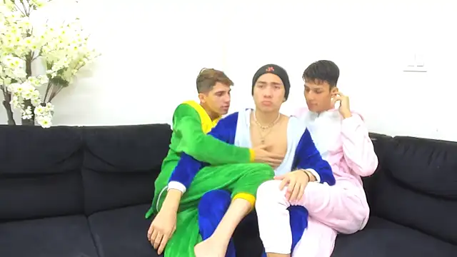 Snapshot of StrawwBoys chatting on September 18, 2025, 10:18 am StrawwBoys online show from September 18, 2025, 10:18 am