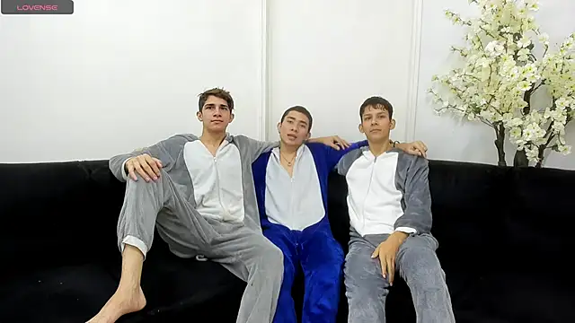 Snapshot of StrawwBoys chatting on October 3, 2025, 10:28 am StrawwBoys online show from October 3, 2025, 10:28 am