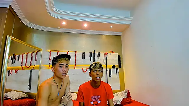 Snapshot of StrawwBoys chatting on January 23, 2025, 1:24 pm StrawwBoys online show from January 23, 2025, 1:24 pm