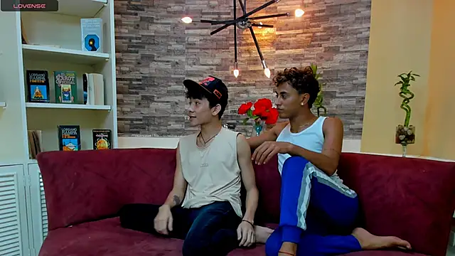 Snapshot of StrawwBoys chatting on March 19, 2025, 9:27 pm StrawwBoys online show from March 19, 2025, 9:27 pm