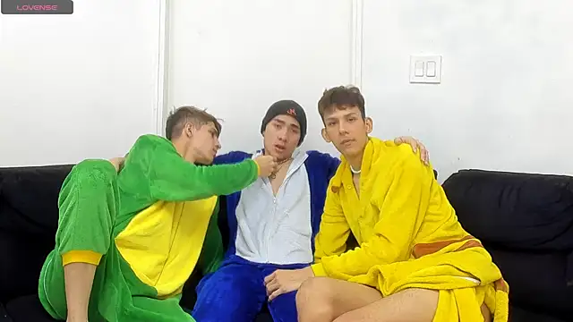 Snapshot of StrawwBoys chatting on September 20, 2025, 11:26 am StrawwBoys online show from September 20, 2025, 11:26 am