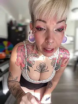 Snapshot of GoldieBakeman chatting on December 18, 2025, 5:28 pm GoldieBakeman online show from December 18, 2025, 5:28 pm