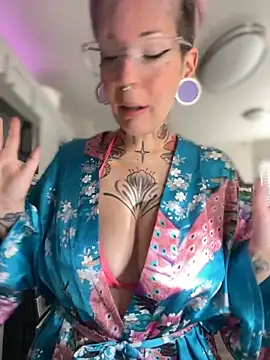 Snapshot of GoldieBakeman chatting on October 25, 2025, 4:51 pm GoldieBakeman online show from October 25, 2025, 4:51 pm