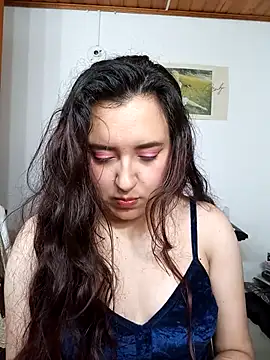 Emi chik online show from October 22, 2025, 10:58 am