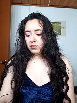 Snapshot of Emi_chik chatting on December 17, 2025, 9:47 am Emi chik online show from December 17, 2025, 9:47 am