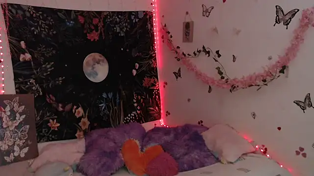 Emillyy m online show from April 13, 2026, 10:47 pm