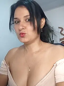 Snapshot of elena_jonees chatting on November 7, 2025, 8:13 pm elena jonees online show from November 7, 2025, 8:13 pm