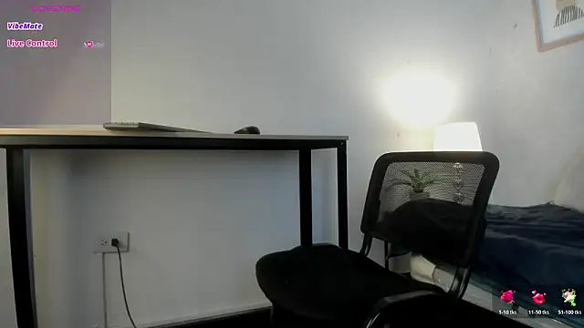 Snapshot of Caroline_dh chatting on March 4, 2026, 11:29 am Caroline dh online show from March 4, 2026, 11:29 am