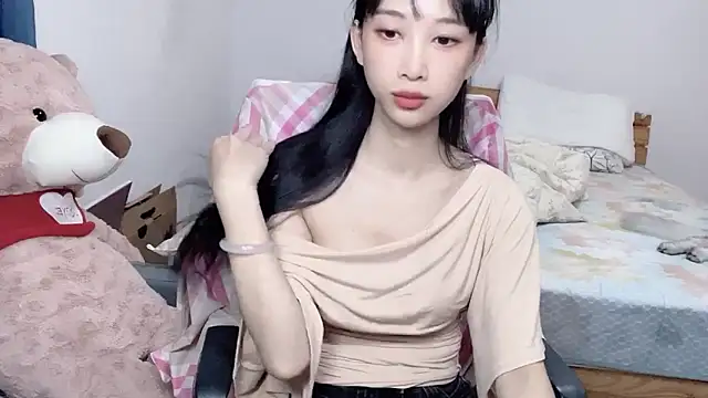 Snapshot of Lili-2 chatting on October 12, 2025, 12:39 pm Lili-2 online show from October 12, 2025, 12:39 pm