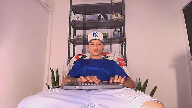 Snapshot of Edward_Milleer chatting on December 18, 2025, 4:11 pm Edward Milleer online show from December 18, 2025, 4:11 pm