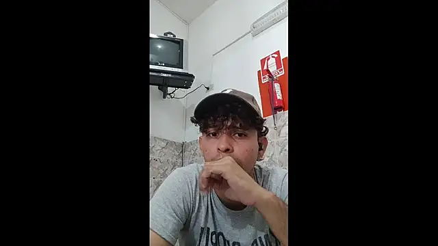 Snapshot of luisfer_306 chatting on February 18, 2025, 5:42 pm luisfer 306 online show from February 18, 2025, 5:42 pm