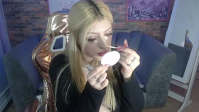 Snapshot of Kitty_fox_b chatting on February 25, 2025, 1:00 pm Kitty fox b online show from February 25, 2025, 1:00 pm