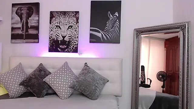 valery-rivas online show from November 4, 2025, 7:39 pm