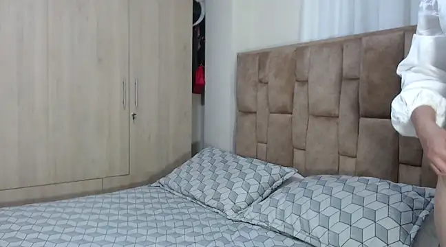 aleejhandraa online show from February 18, 2025, 10:47 pm