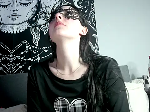 LexiSnowUK online show from February 3, 2025, 8:46 pm