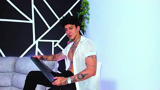 Snapshot of JUSTIN_FULLER1 chatting on February 7, 2025, 12:42 am JUSTIN FULLER1 online show from February 7, 2025, 12:42 am