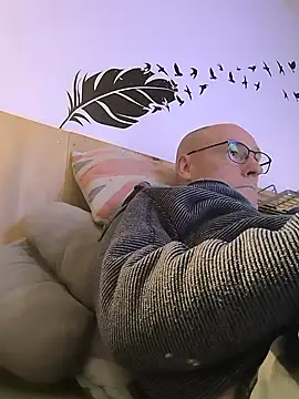 Snapshot of bogland33 chatting on December 3, 2025, 8:08 pm bogland33 online show from December 3, 2025, 8:08 pm