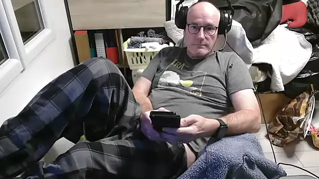 Snapshot of bogland33 chatting on November 27, 2025, 8:09 pm bogland33 online show from November 27, 2025, 8:09 pm