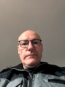 Snapshot of bogland33 chatting on November 3, 2025, 8:29 am bogland33 online show from November 3, 2025, 8:29 am