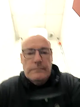 Snapshot of bogland33 chatting on October 8, 2025, 10:17 am bogland33 online show from October 8, 2025, 10:17 am