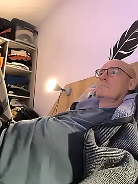 Snapshot of bogland33 chatting on November 17, 2025, 7:40 pm bogland33 online show from November 17, 2025, 7:40 pm