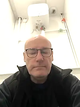 Snapshot of bogland33 chatting on December 16, 2025, 11:14 am bogland33 online show from December 16, 2025, 11:14 am