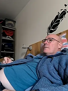 Snapshot of bogland33 chatting on October 18, 2025, 12:40 pm bogland33 online show from October 18, 2025, 12:40 pm