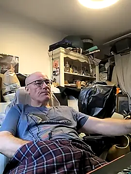 Snapshot of bogland33 chatting on November 23, 2025, 9:52 am bogland33 online show from November 23, 2025, 9:52 am