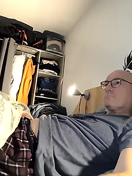 Snapshot of bogland33 chatting on November 25, 2025, 12:44 am bogland33 online show from November 25, 2025, 12:44 am