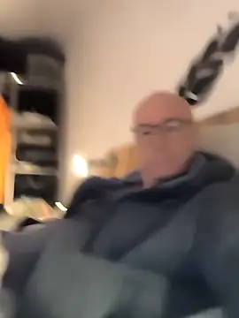 Snapshot of bogland33 chatting on December 14, 2025, 10:15 pm bogland33 online show from December 14, 2025, 10:15 pm