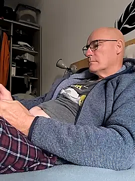 Snapshot of bogland33 chatting on September 28, 2025, 8:10 am bogland33 online show from September 28, 2025, 8:10 am