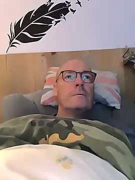 Snapshot of bogland33 chatting on October 18, 2025, 12:34 am bogland33 online show from October 18, 2025, 12:34 am