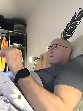 Snapshot of bogland33 chatting on December 18, 2025, 5:39 pm bogland33 online show from December 18, 2025, 5:39 pm