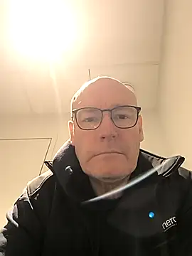 Snapshot of bogland33 chatting on December 2, 2025, 4:19 pm bogland33 online show from December 2, 2025, 4:19 pm