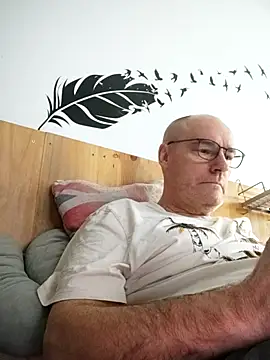 Snapshot of bogland33 chatting on February 13, 2026, 10:04 am bogland33 online show from February 13, 2026, 10:04 am