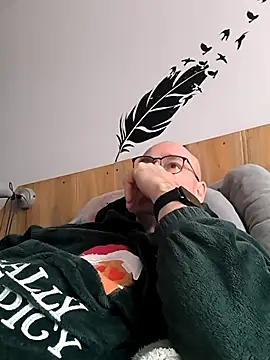 Snapshot of bogland33 chatting on November 24, 2025, 12:38 pm bogland33 online show from November 24, 2025, 12:38 pm